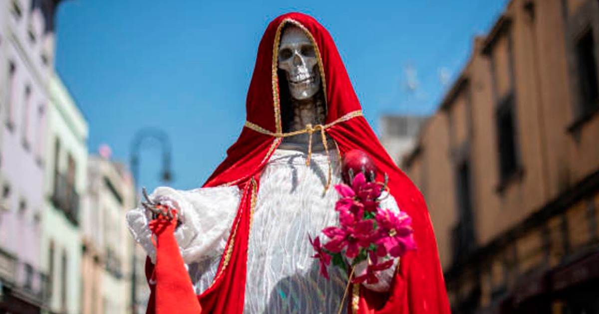 Descubre el misterio detrás del sueño con la Santa Muerte Roja