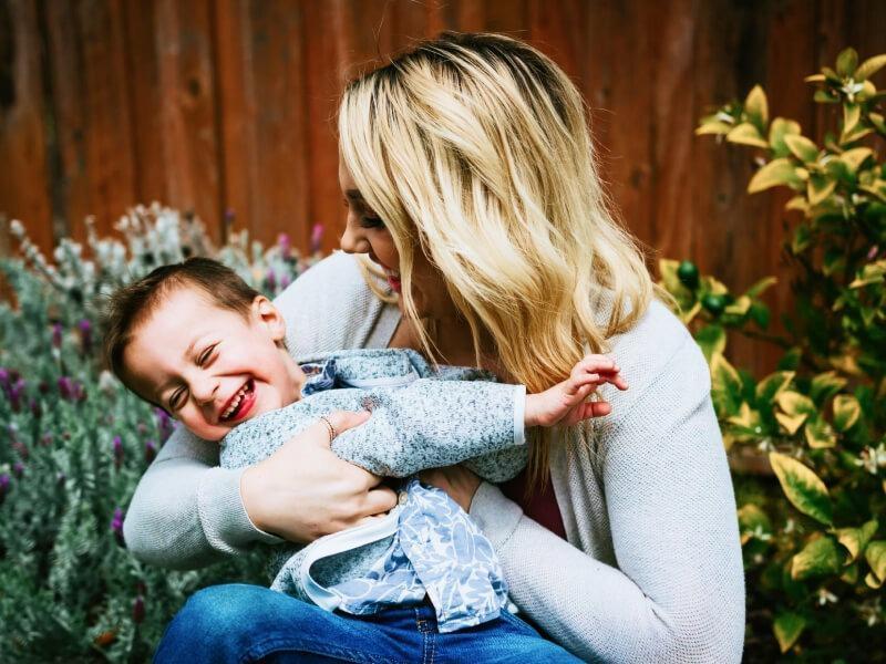 Abrazando a mamá en sueños: una experiencia reconfortante