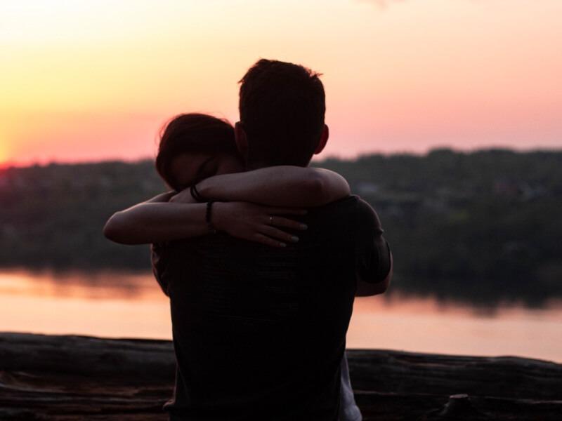 Abrazo de un ser querido fallecido: sueño reconfortante