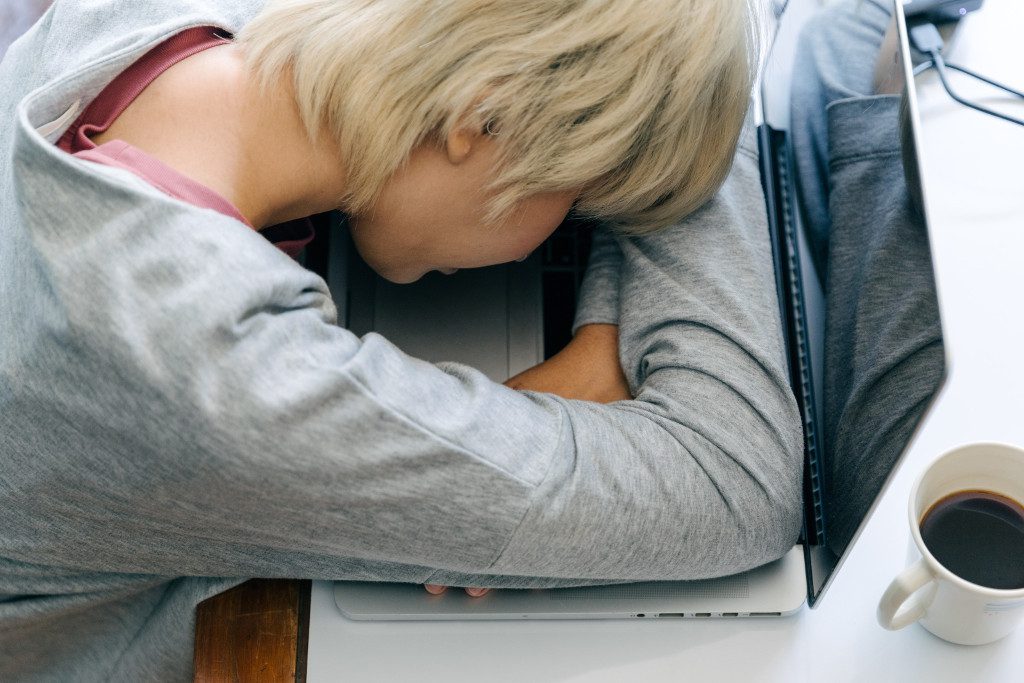 ¡Adiós a las siestas! Aneas del sueño, causa de baja laboral