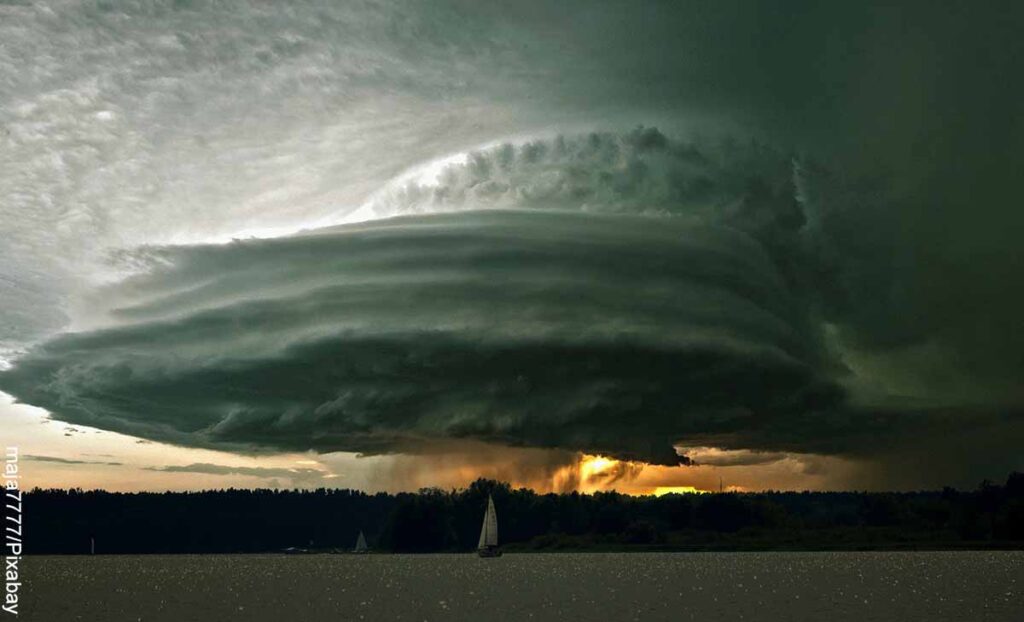 ¡Alerta! Tornado acercándose en tus sueños: ¿Qué significa?