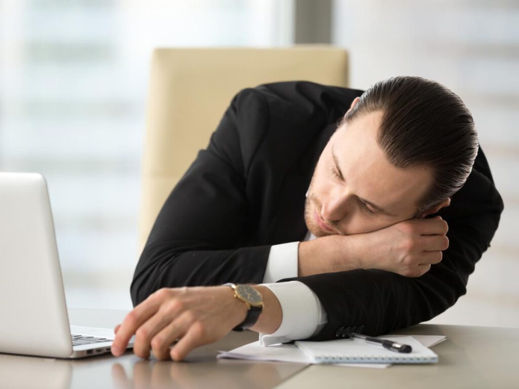 Aumenta tu energía en la oficina: tips para vencer el sueño