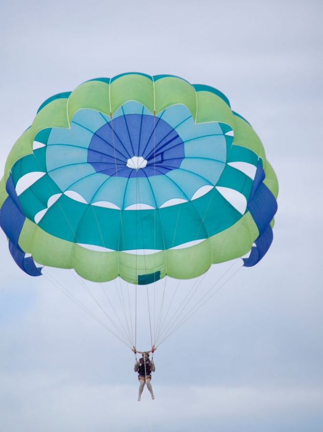 Aventura onírica: ¿Qué significa soñar con alguien y tú en paracaídas?
