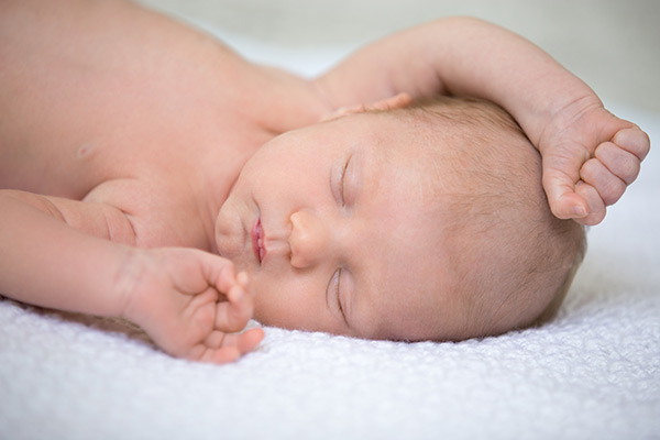 Bebé inquieto: ¿Por qué se rasca la cabeza al dormir?