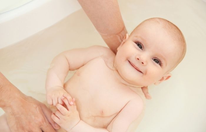 Bebés relajados: baños con hojas para un sueño reparador