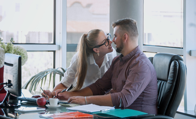 ¿Besando al jefe en sueños? Descubre su significado aquí