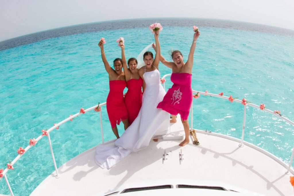 Boda en lancha rodeada de agua: ¡Descubre su significado!