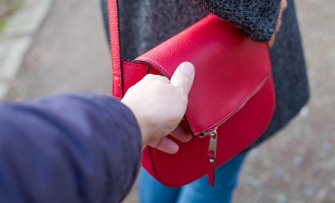 Cartera blanca robada en sueños: descubre su significado