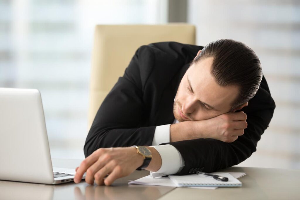 Combate el cansancio en la oficina: tips para evitar el sueño excesivo