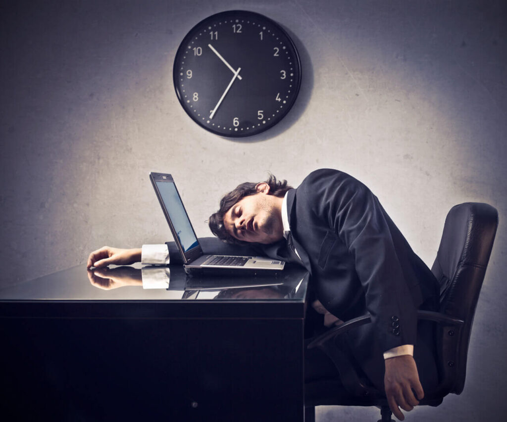 Combate el cansancio laboral: tips para mantenerte despierto