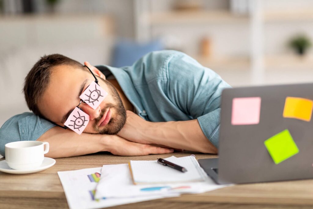 Combate el sueño en el trabajo: trucos efectivos en minutos