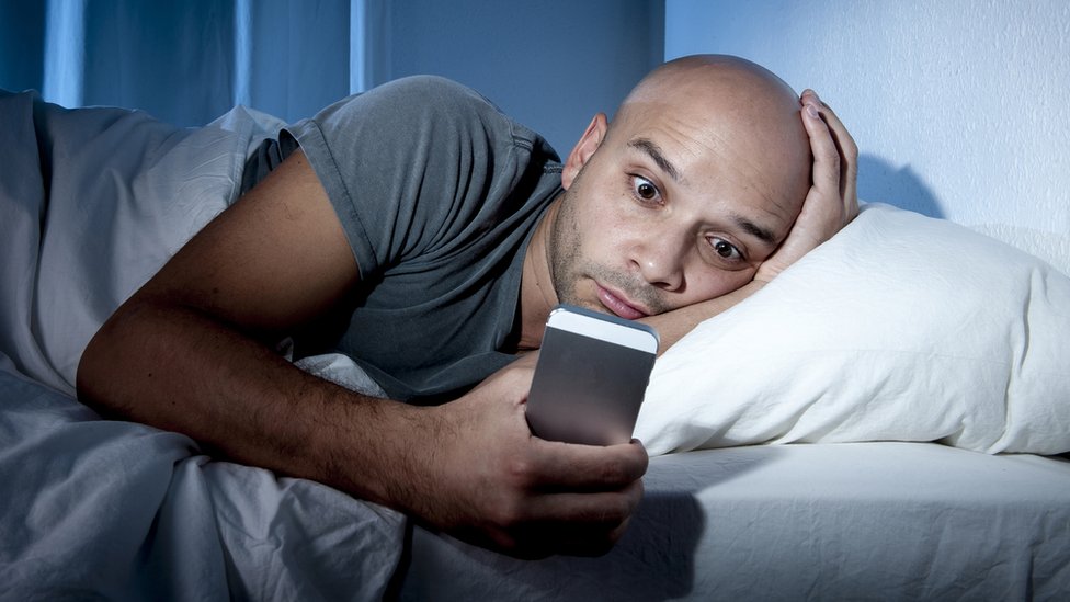 Combatiendo el sueño: cómo usar el celular sin quedarte dormido