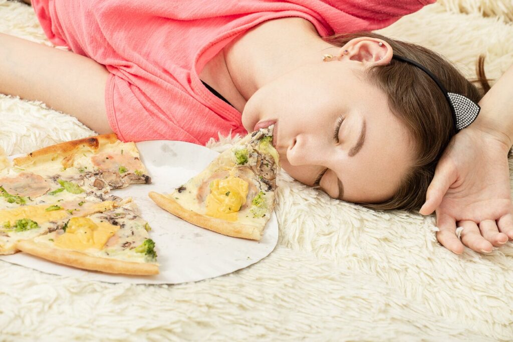 ¿Comer te da sueño y dormir te da hambre? Descubre por qué sucede