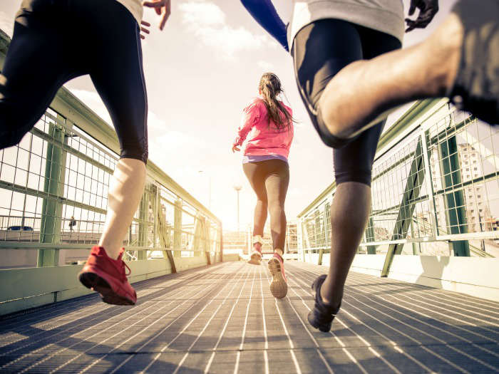 Corriendo entre la multitud: interpretando sueños urbanos