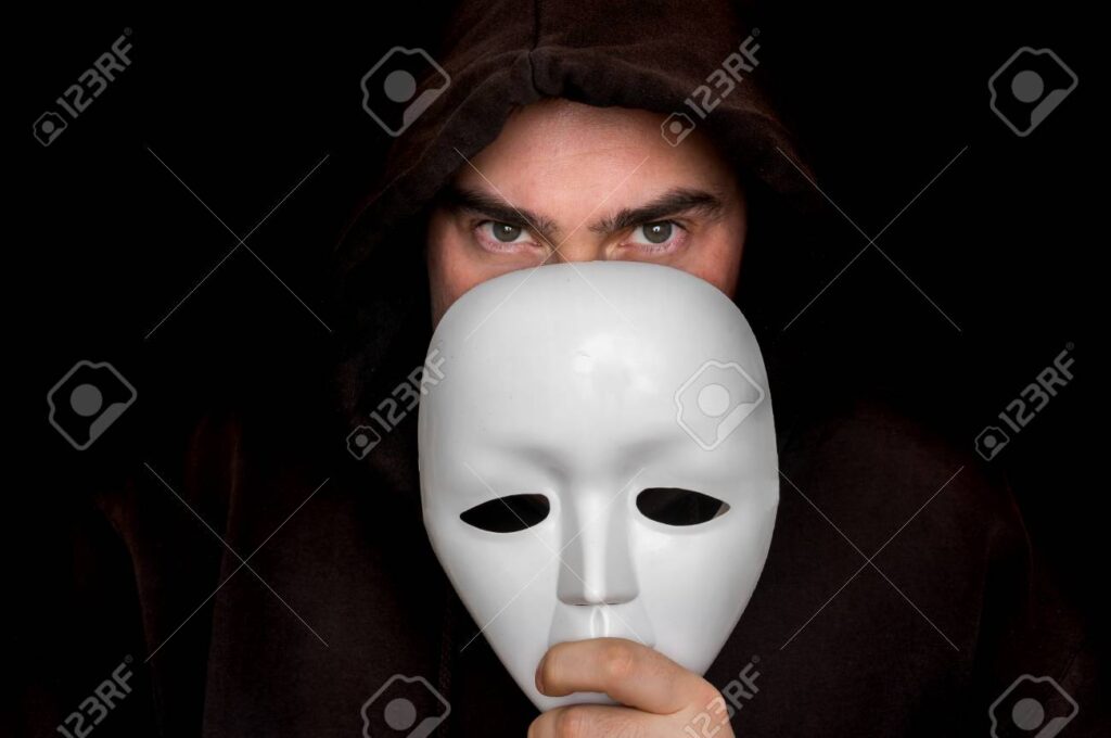 Descifra el misterioso sueño del hombre de negro con máscara blanca