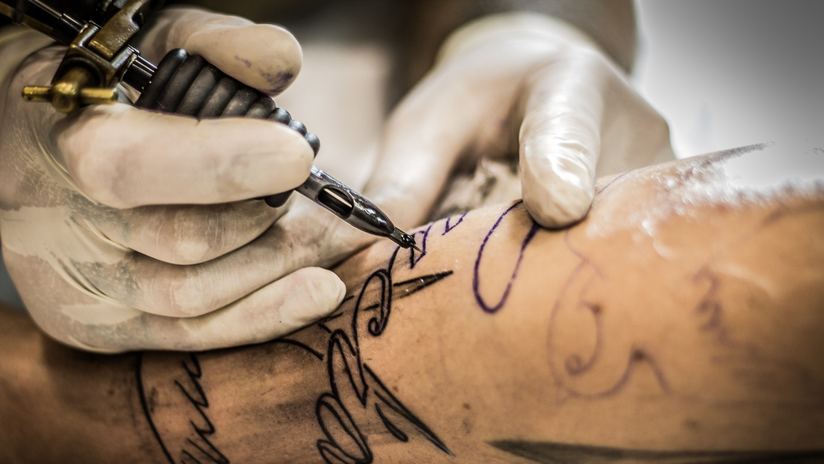 Descubre el mensaje oculto detrás de soñar con un tatuaje en la muñeca