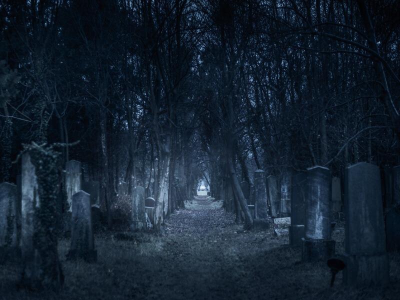 Descubre el misterio detrás de soñar con cementerios y tumbas de noche
