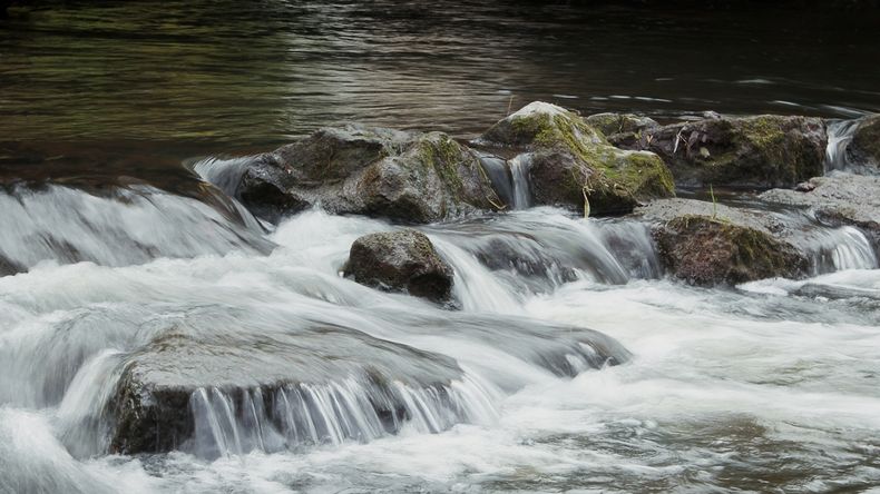 Descubre el número de la suerte al soñar con un río de agua limpia