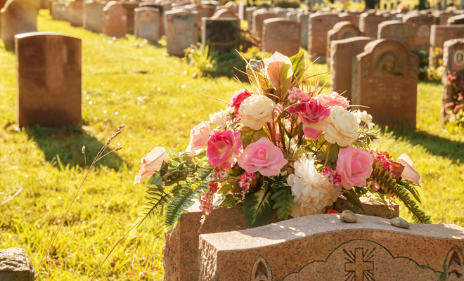 Descubre el significado de los sueños con muerte y panteón adornado con flores blancas