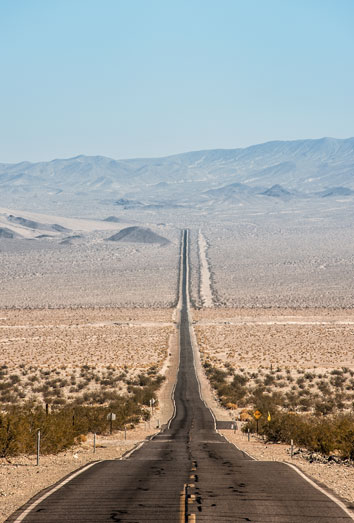 Descubre el significado de soñar caminando con conocidos