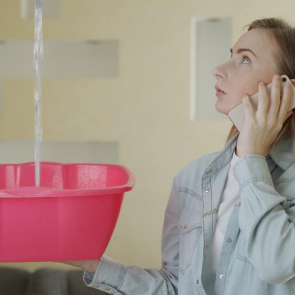 Descubre el significado de soñar con agua cayendo del techo