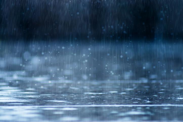 Descubre el significado de soñar con agua de lluvia en movimiento