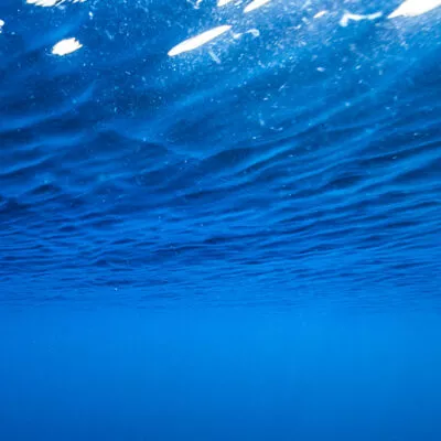 Descubre el significado de soñar con agua de mar azul oscuro