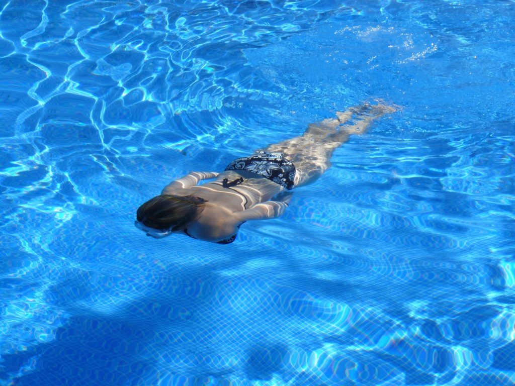Descubre el significado de soñar con azulejos de piscinas