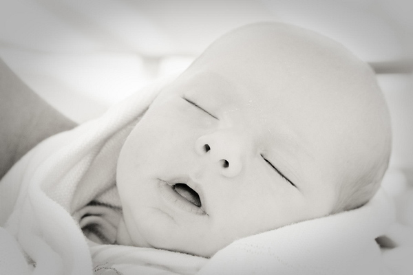 Descubre el significado de soñar con bebé envuelto en manta blanca