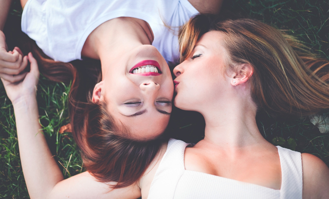 Descubre el significado de soñar con besos entre mujeres