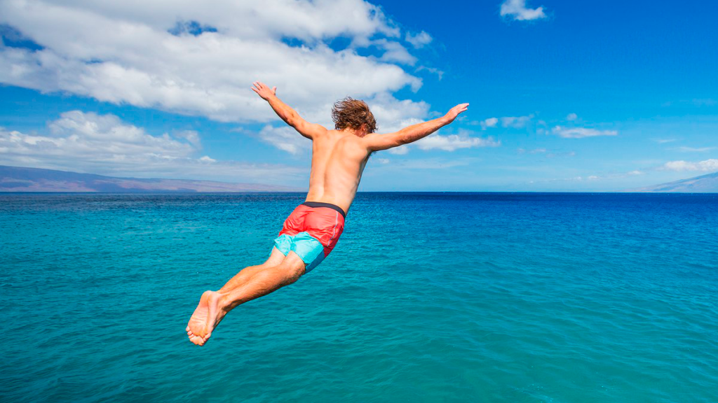 Descubre el significado de soñar con caer al vacío de agua