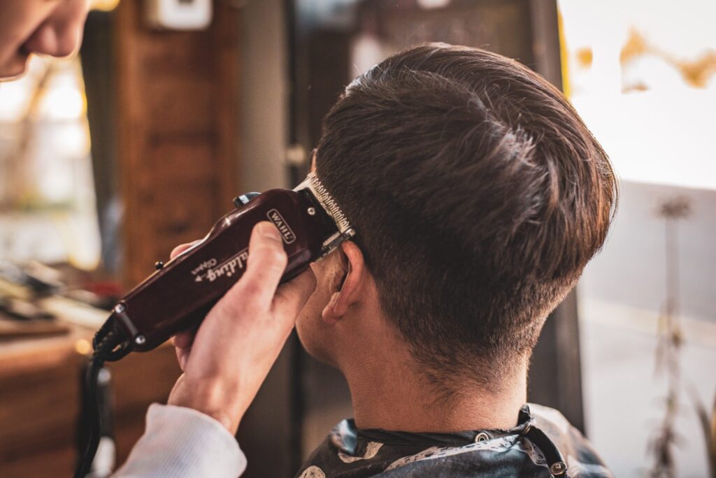 Descubre el significado de soñar con cortar el cabello a un niño