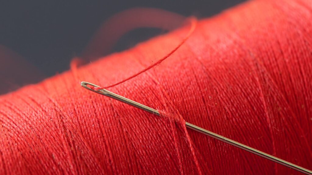 Descubre el significado de soñar con coser: aguja e hilo