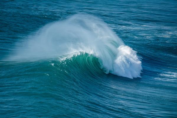 Descubre el significado de soñar con el mar azul y olas grandes