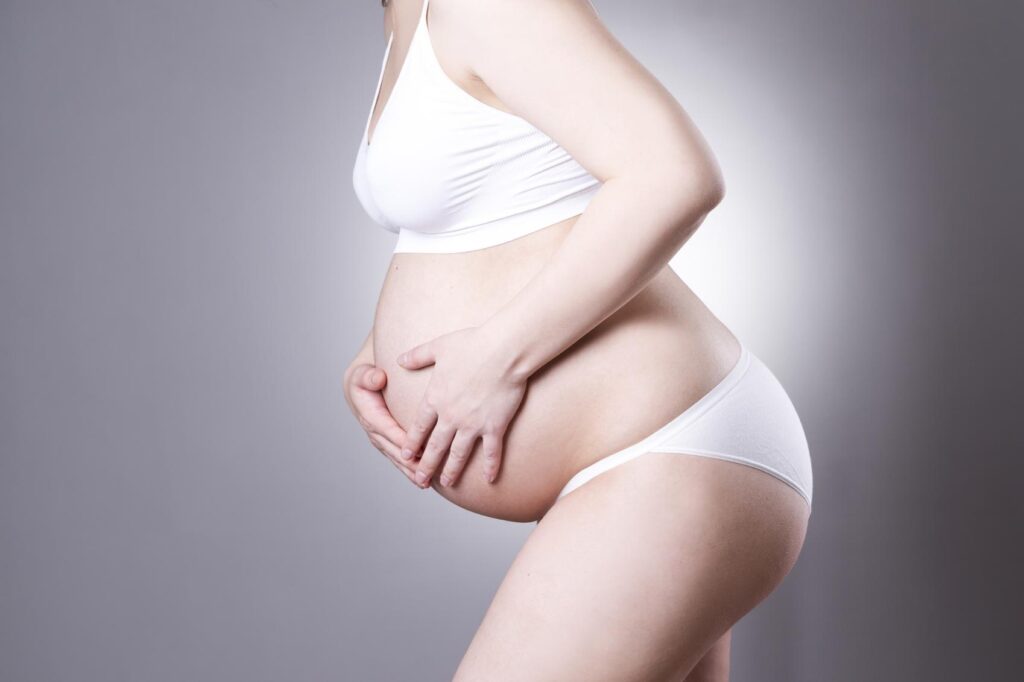 Descubre el significado de soñar con embarazo y una barriga prominente