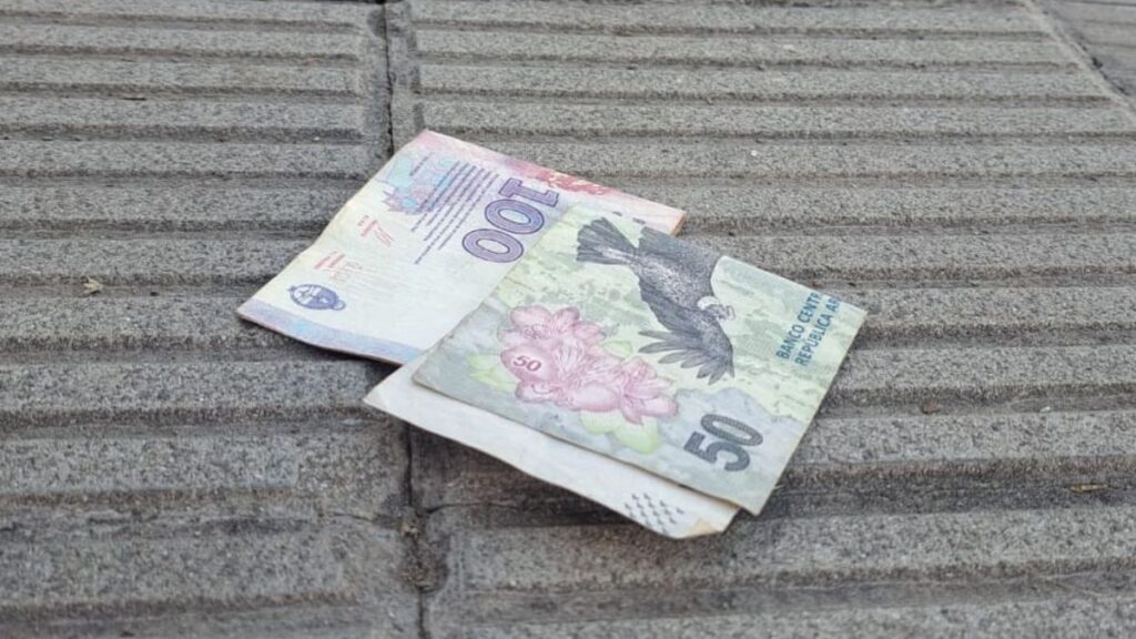 Descubre el significado de soñar con encontrar dinero en la calle