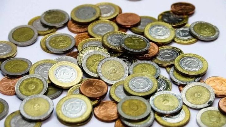 Descubre el significado de soñar con encontrar monedas en la tierra