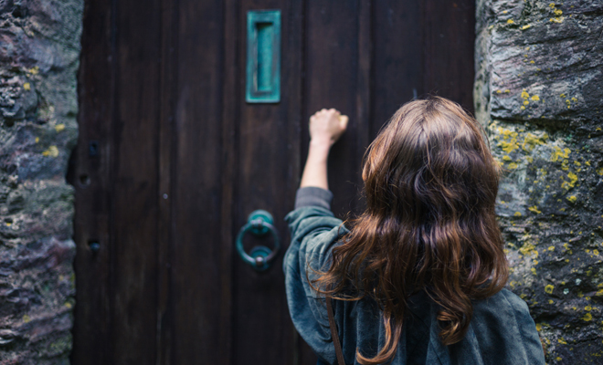 Descubre el significado de soñar con gente tocando tu puerta