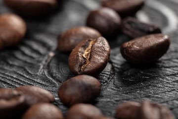 Descubre el significado de soñar con granos de café en exceso
