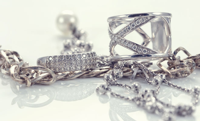Descubre el significado de soñar con joyas de plata regaladas