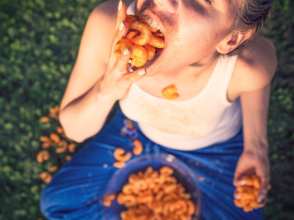 Descubre el significado de soñar con la boca llena de comida