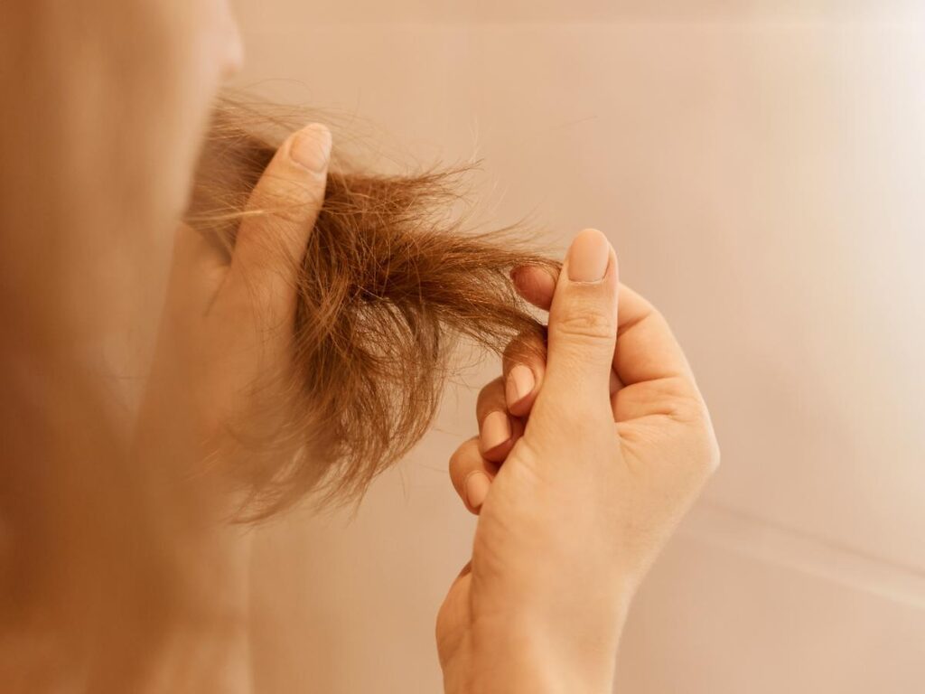 Descubre el significado de soñar con la caída de pelo por mechones