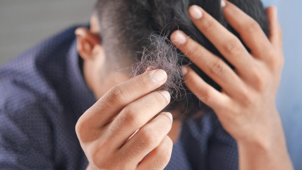 Descubre el significado de soñar con la caída de un mechón de cabello