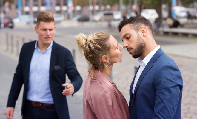 Descubre el significado de soñar con la mujer de un amigo