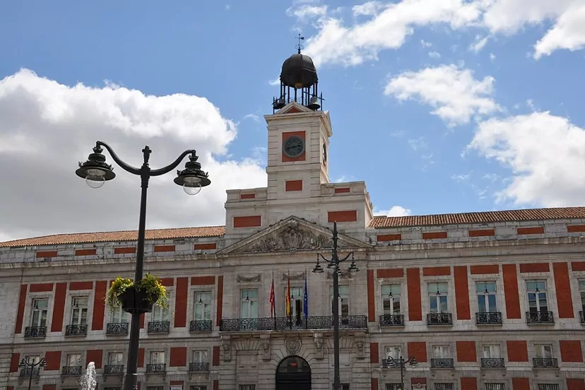 Descubre el significado de soñar con la Puerta del Sol de Madrid