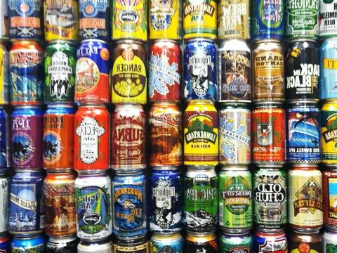 Descubre el significado de soñar con latas de cerveza dobladas