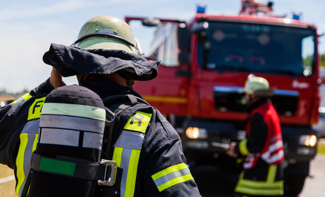 Descubre el significado de soñar con llamar a bomberos en un incendio