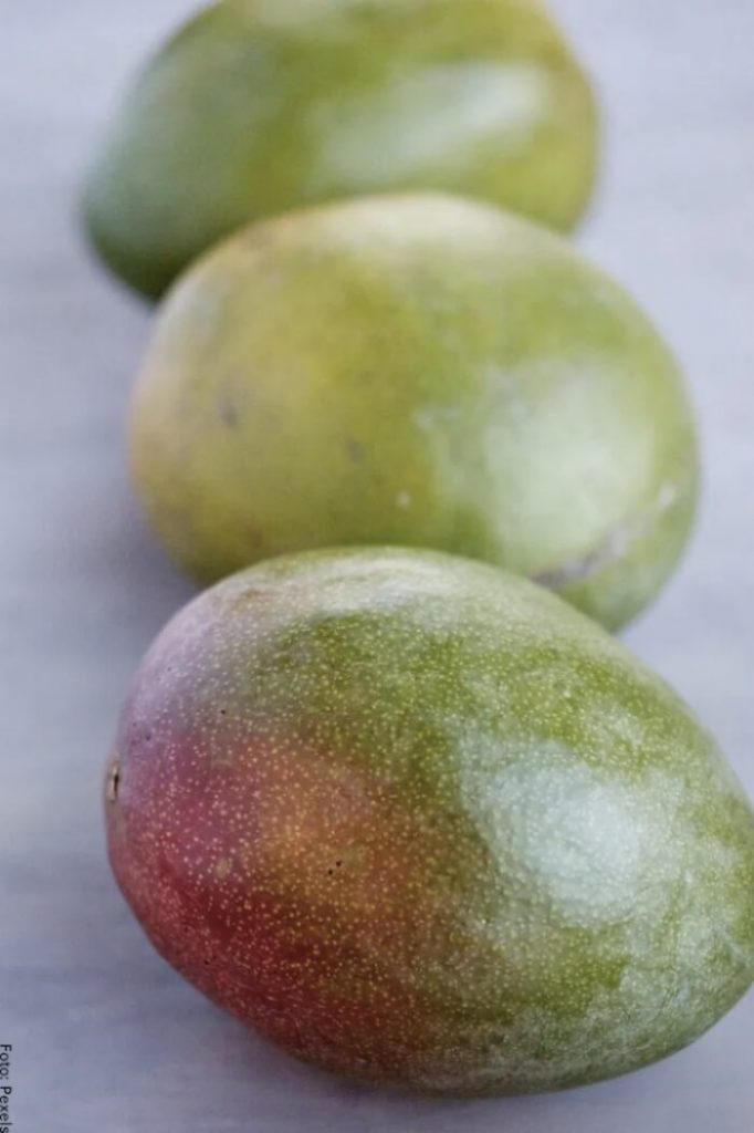 Descubre el significado de soñar con mangos verdes en el árbol