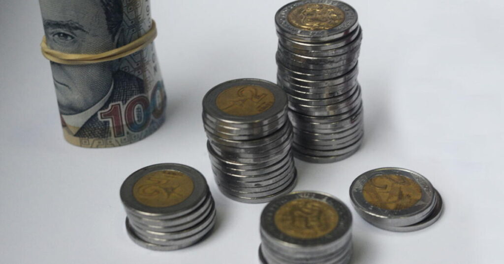 Descubre el significado de soñar con monedas en el suelo