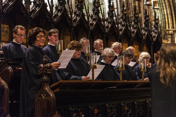 Descubre el significado de soñar con multitudes en una iglesia